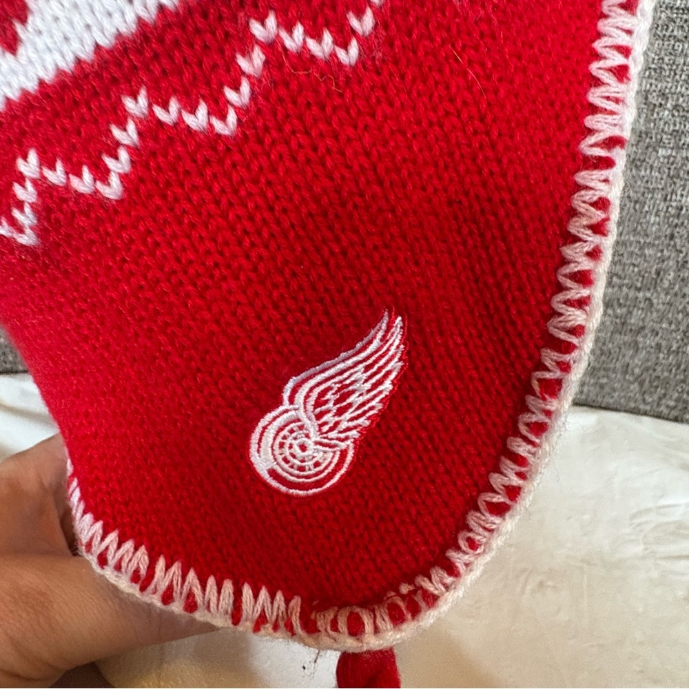 Reebok NHL Detroit Red Wings Beanie Hat Ice Hockey Team Pom‎ Pom Cuffed Knit - Picture 4 of 6